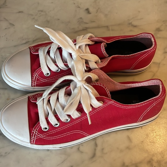 Mossimo Red Canvas Sneakers w/White Laces sz9 - Picture 2 of 6